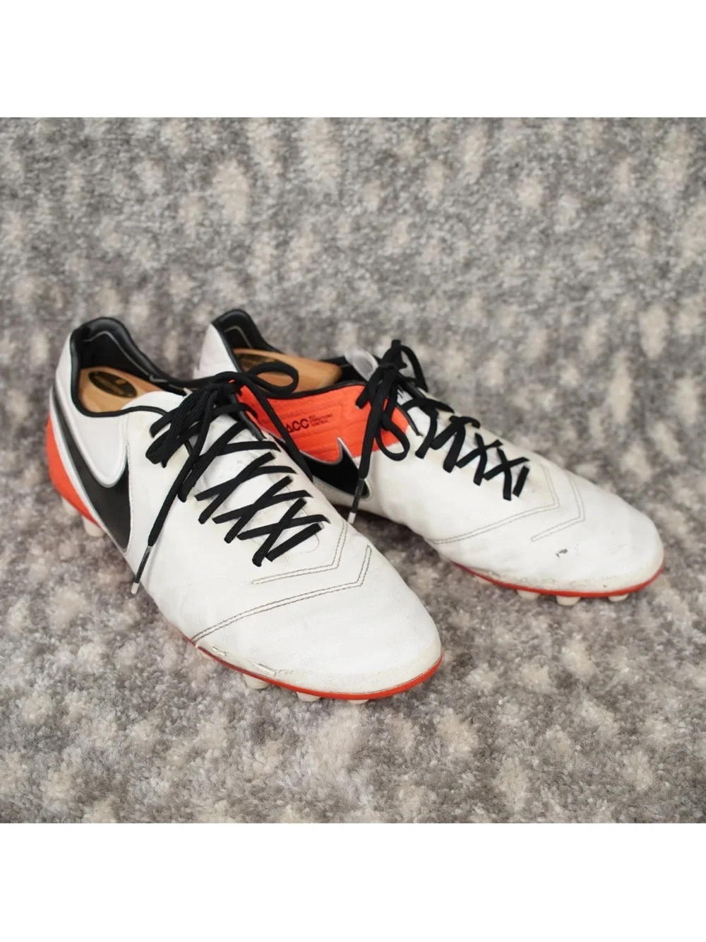 Nike Tiempo Legend IV Women's 11.5 White / Bright Crimson / Black Football